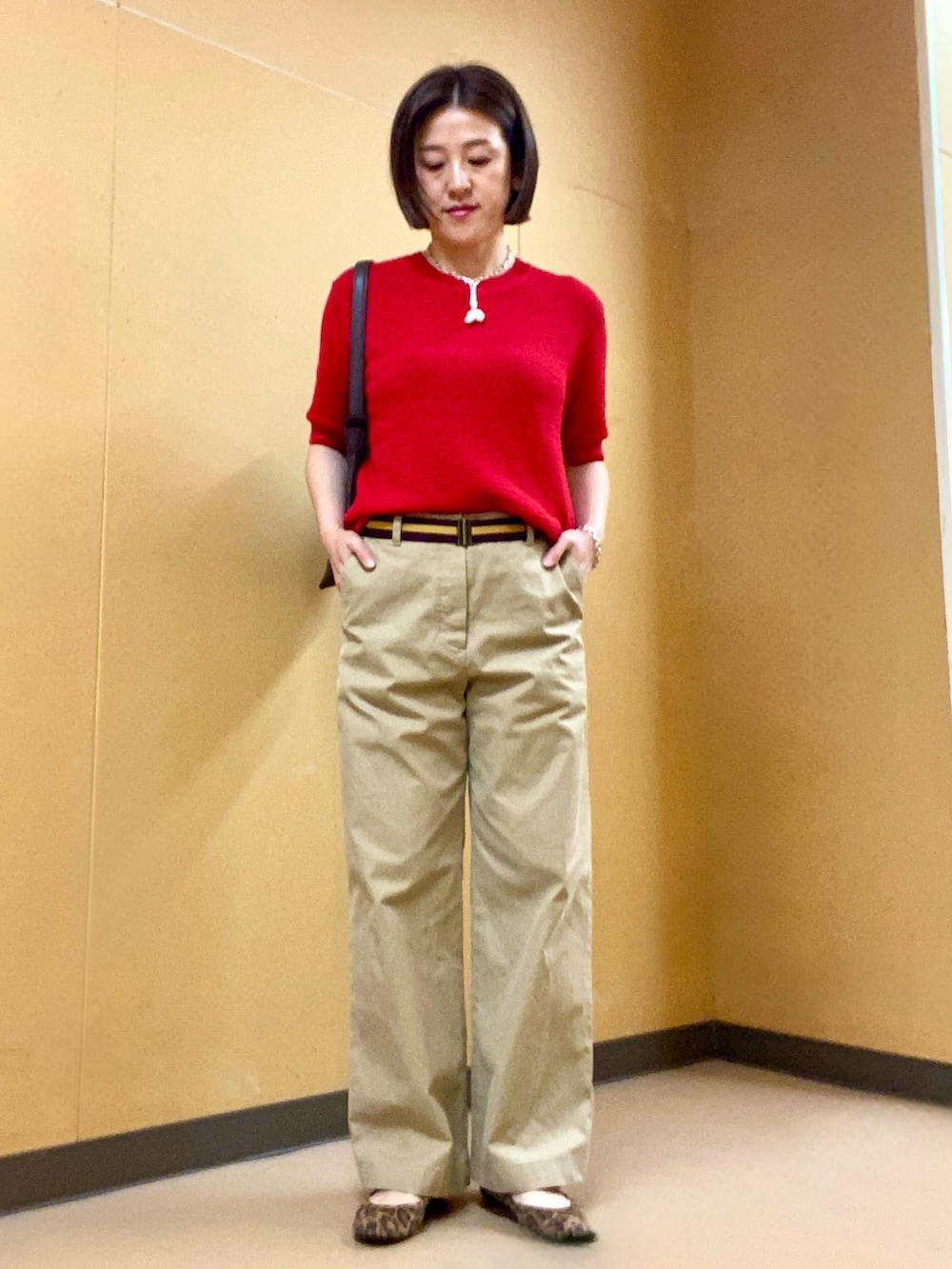 レッド系のTシャツ/カットソーを着用したレディースの春コーディネートの2枚目の写真