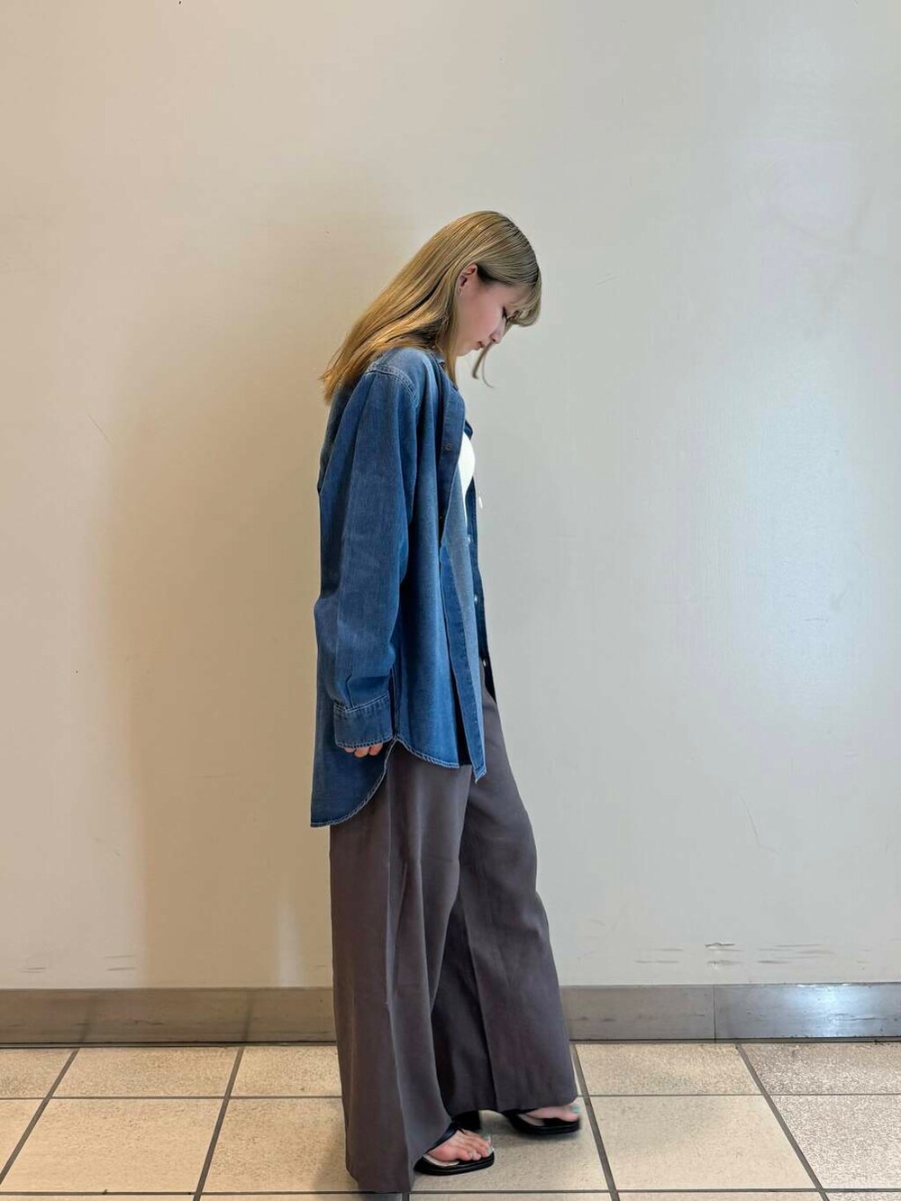 ブラウン系のその他パンツ、ホワイト系のキャミソール、ブルー系のシャツ/ブラウスを着用したレディースの夏コーディネートの3枚目の写真