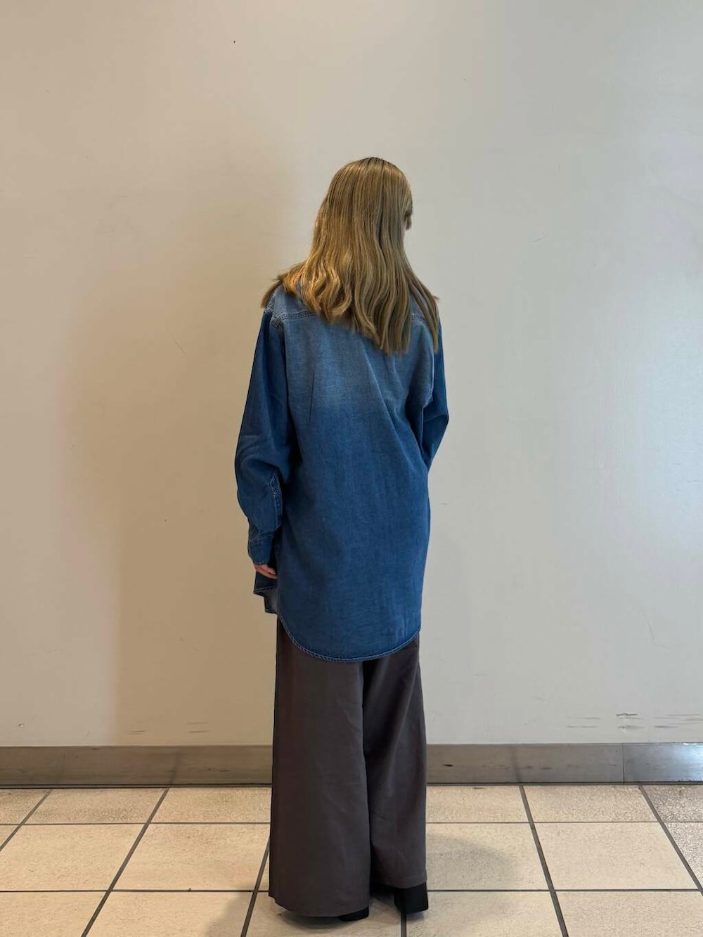 ブラウン系のその他パンツ、ホワイト系のキャミソール、ブルー系のシャツ/ブラウスを着用したレディースの夏コーディネートの4枚目の写真