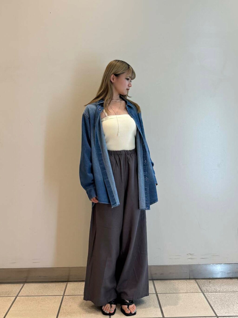 ブラウン系のその他パンツ、ホワイト系のキャミソール、ブルー系のシャツ/ブラウスを着用したレディースの夏コーディネートの2枚目の写真