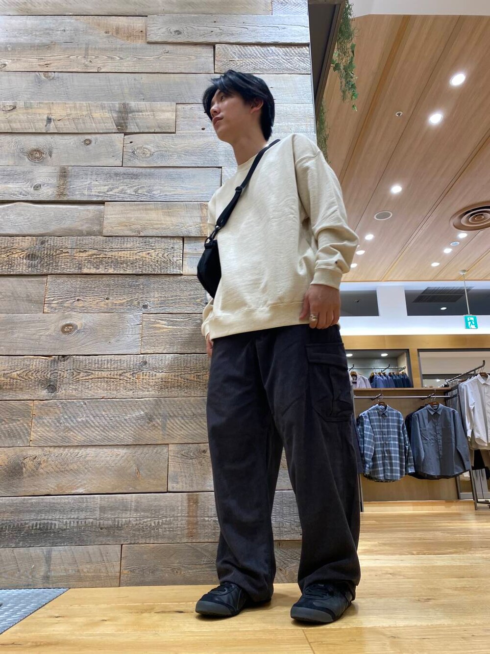 グレー系のその他パンツ、ホワイト系のスウェットを着用したメンズの秋コーディネートの2枚目の写真