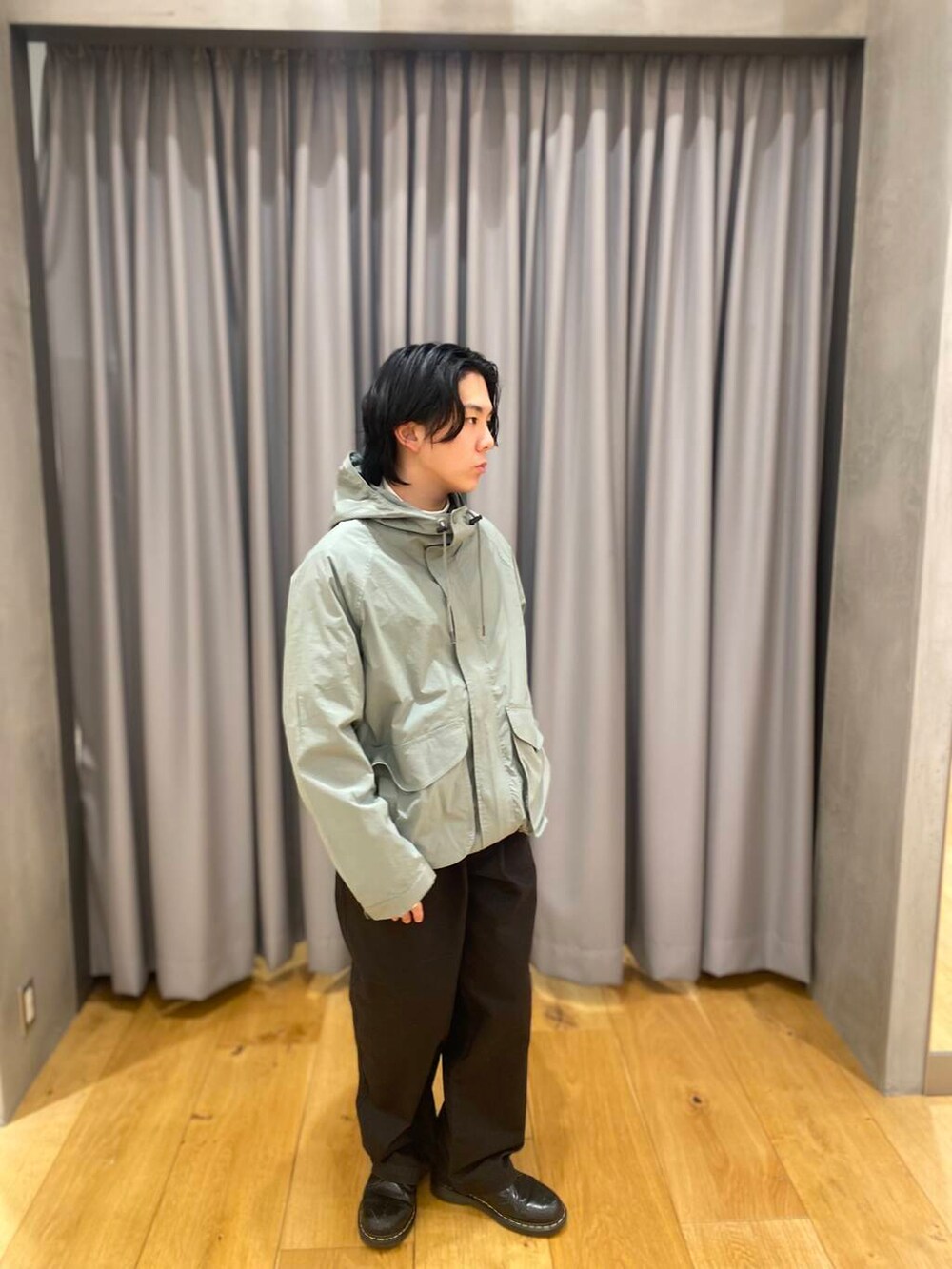 ブラック系のその他パンツ、ホワイト系のTシャツ/カットソーを着用したメンズの冬コーディネートの5枚目の写真