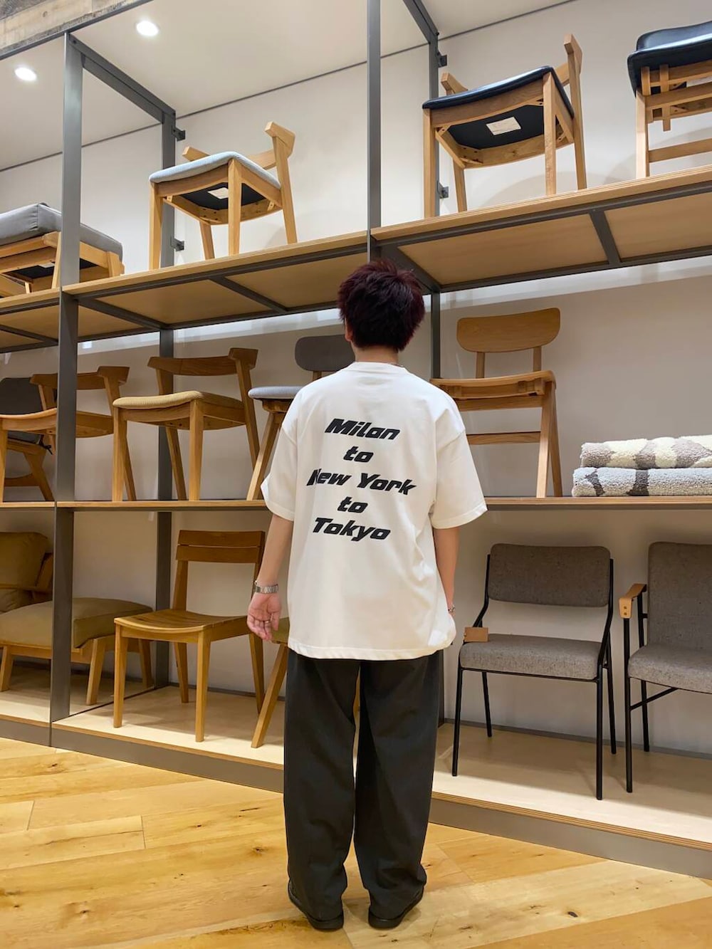 ホワイト系のTシャツ/カットソーを着用したメンズの夏コーディネートの2枚目の写真