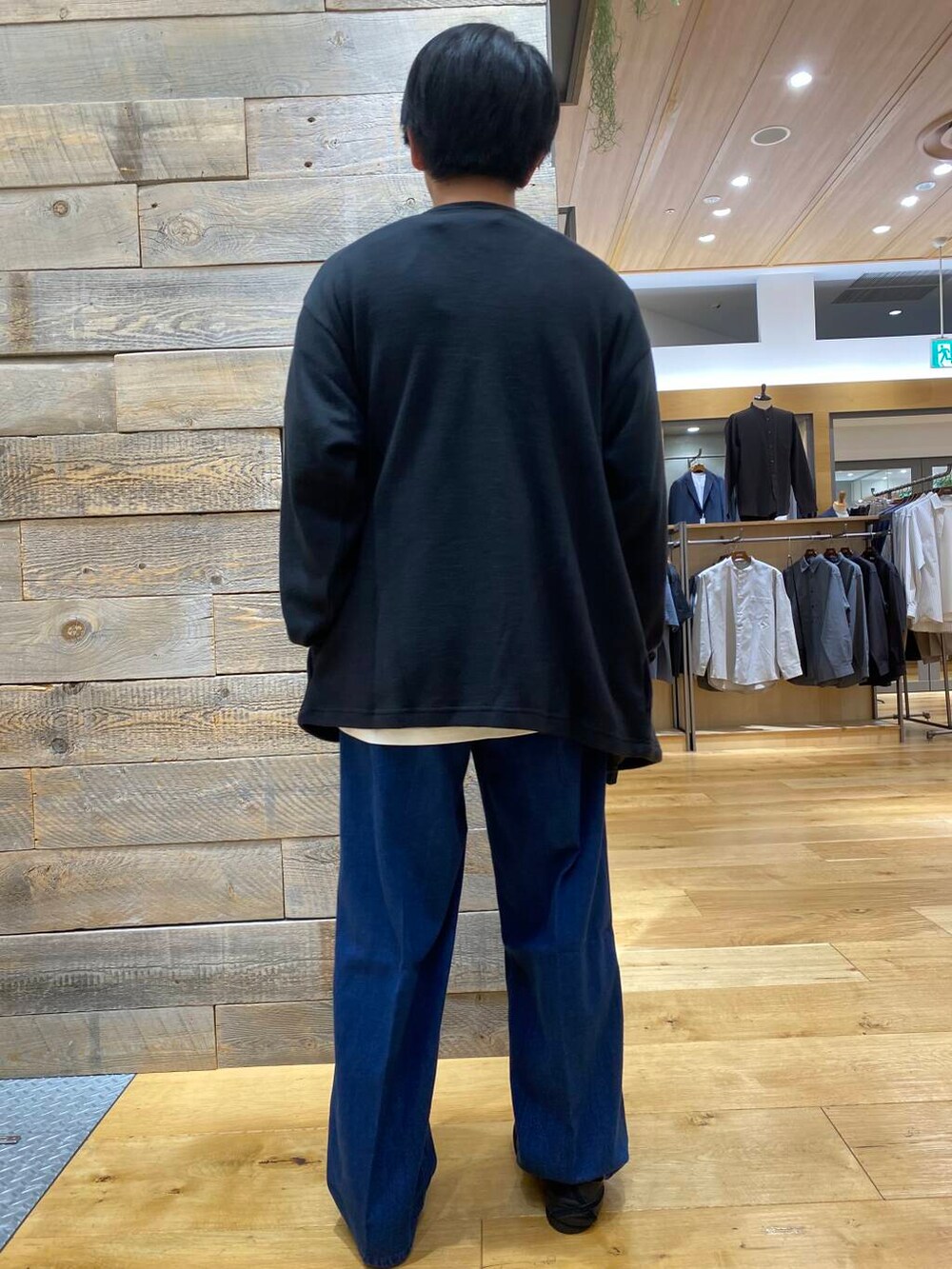 ホワイト系のTシャツ/カットソー、ブラック系のカーディガン/ボレロを着用したメンズの秋コーディネートの4枚目の写真