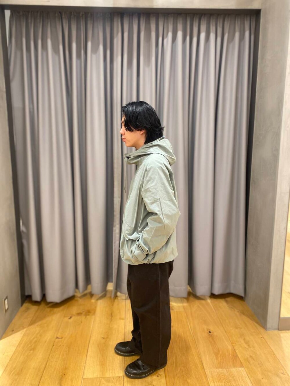 ブラック系のその他パンツ、ホワイト系のTシャツ/カットソーを着用したメンズの冬コーディネートの6枚目の写真