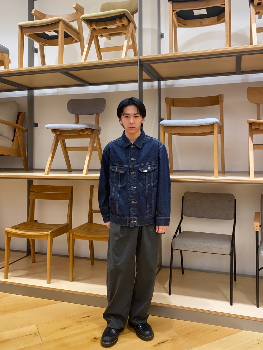 ブルー系のデニムジャケットを着用したメンズの冬コーディネートの3枚目の写真