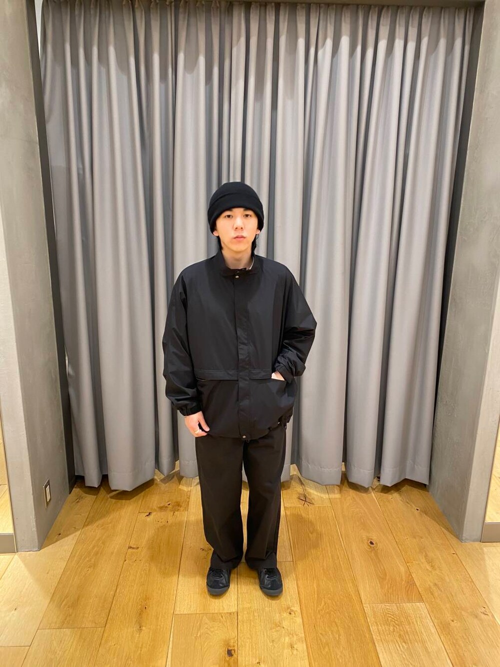 ブラック系のその他パンツ、ブラック系のブルゾンを着用したメンズの冬コーディネートの2枚目の写真