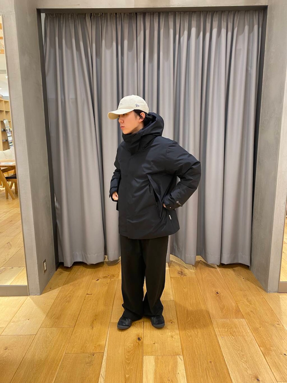 ブラック系のダウンジャケット/コート、ベージュ系のキャップを着用したメンズの冬コーディネートの4枚目の写真