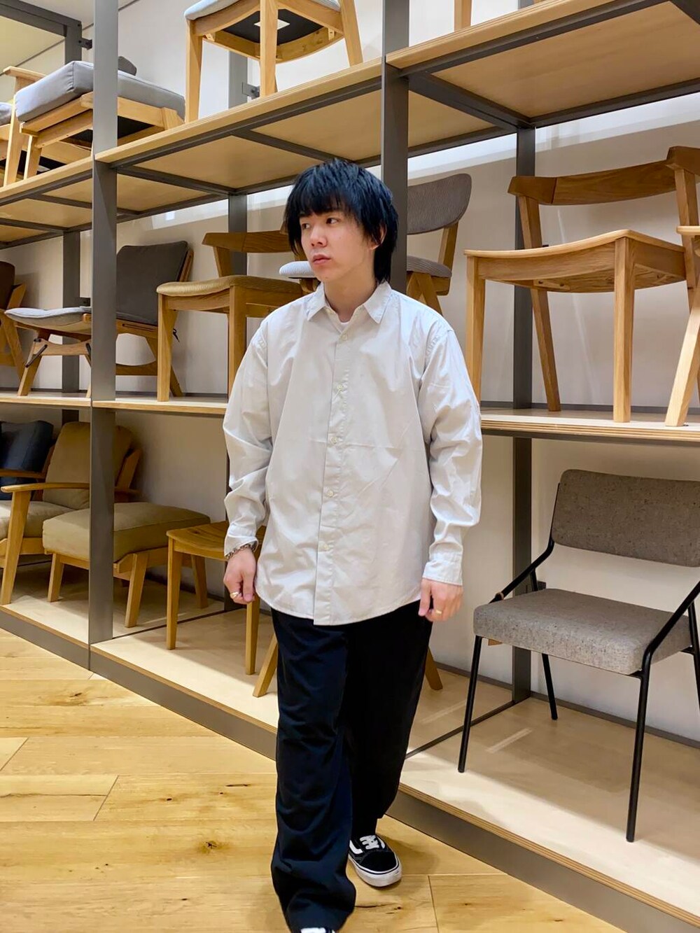 グレー系のシャツ/ブラウス、ブラック系のその他パンツ、ホワイト系のTシャツ/カットソーを着用したメンズの春コーディネートの2枚目の写真