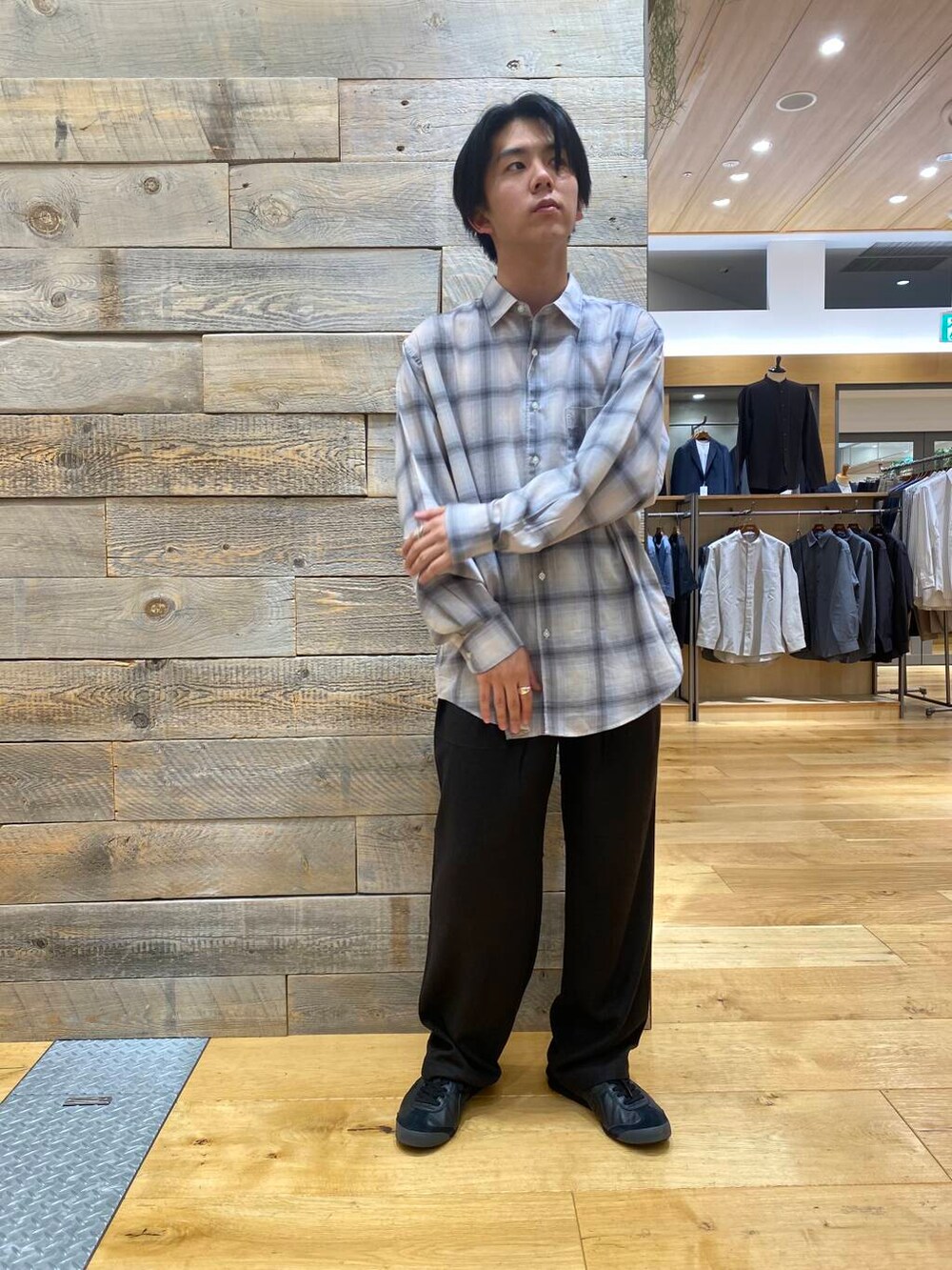 ブラック系のその他パンツ、その他のシャツ/ブラウスを着用したメンズの秋コーディネートの2枚目の写真