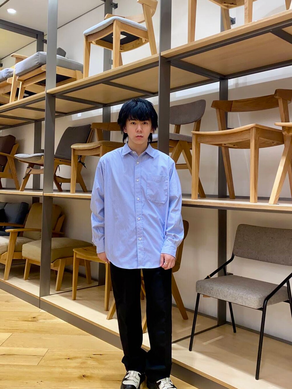 ブルー系のシャツ/ブラウス、ブラック系のその他パンツを着用したメンズの春コーディネートの2枚目の写真