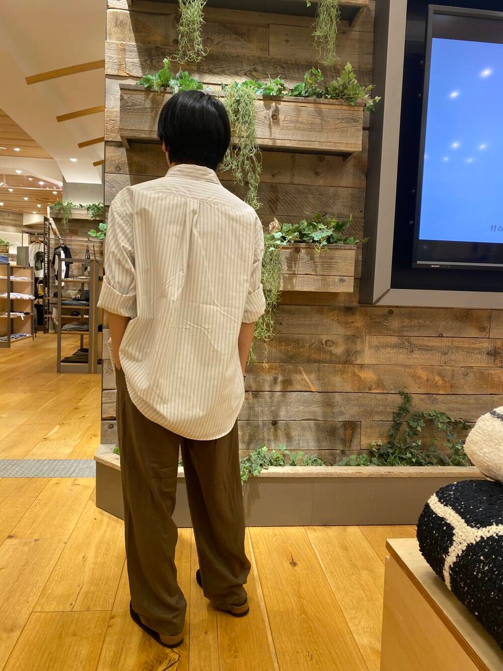 ブラック系のサンダル、ベージュ系のシャツ/ブラウス、グリーン系のその他パンツを着用したメンズの夏コーディネートの3枚目の写真
