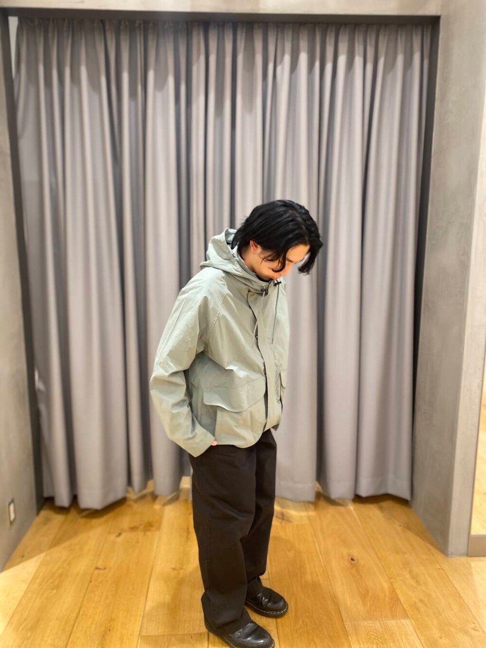 ブラック系のその他パンツ、ホワイト系のTシャツ/カットソーを着用したメンズの冬コーディネートの4枚目の写真
