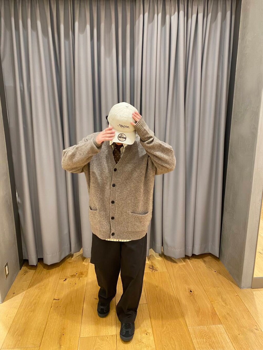 ブラック系のその他パンツ、ブラウン系のカーディガン/ボレロ、イエロー系のシャツ/ブラウスを着用したメンズの春コーディネートの4枚目の写真