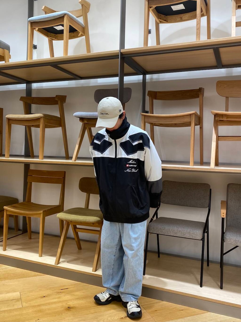 ベージュ系のキャップを着用したメンズの春コーディネートの3枚目の写真