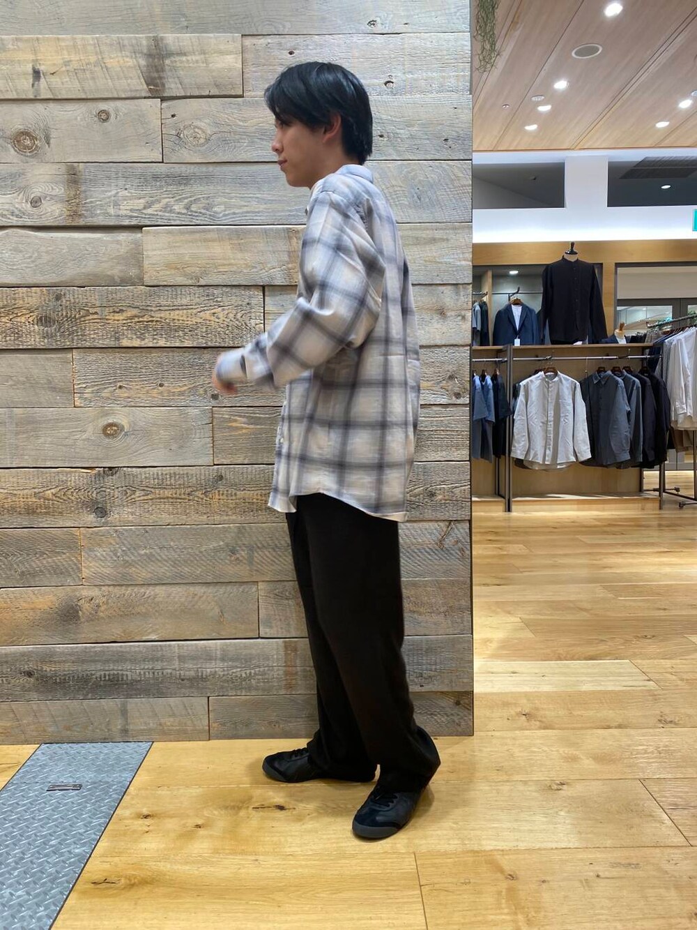 ブラック系のその他パンツ、その他のシャツ/ブラウスを着用したメンズの秋コーディネートの3枚目の写真