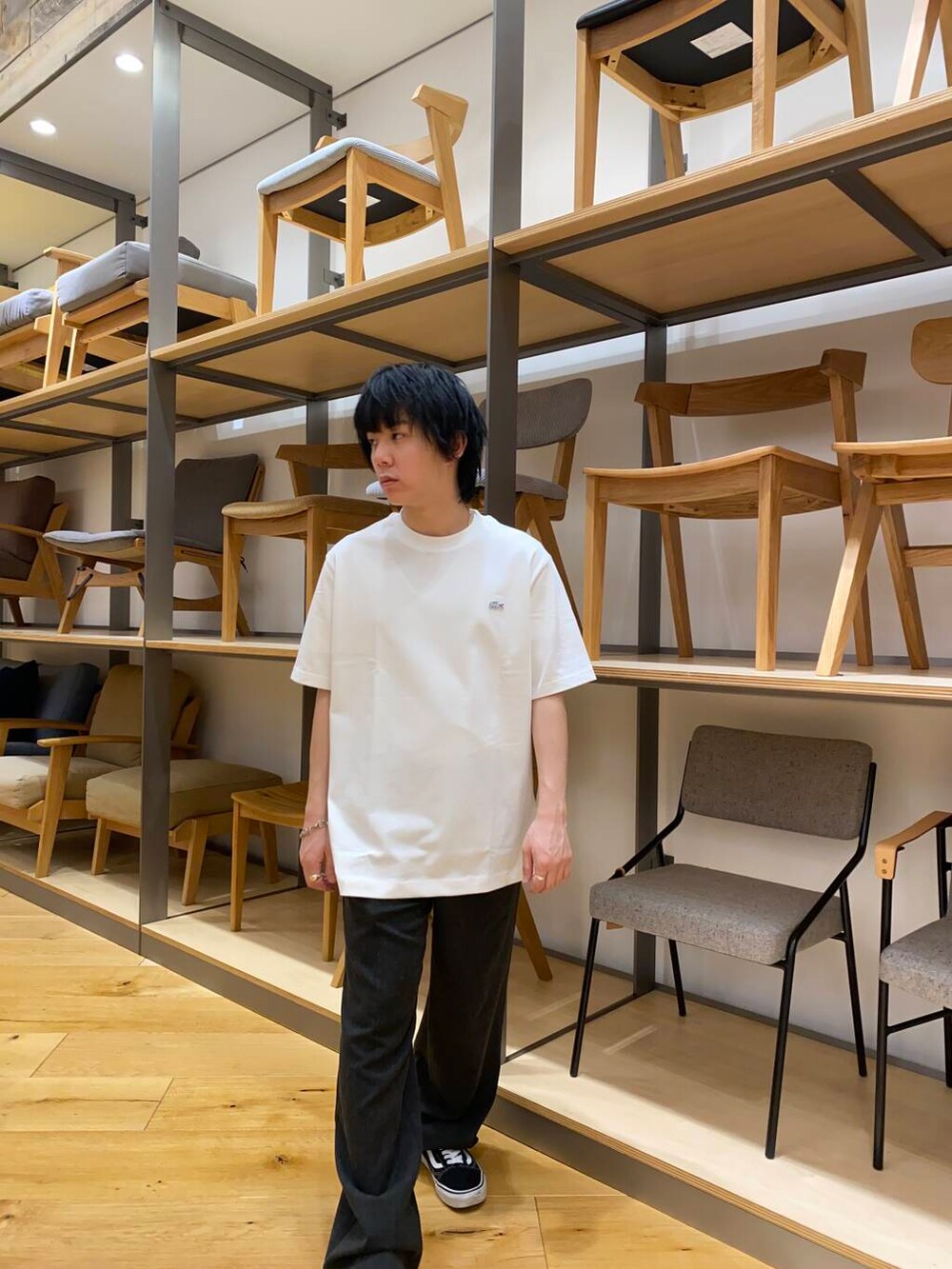 ブルー系のカーディガン/ボレロ、ホワイト系のTシャツ/カットソーを着用したメンズの春コーディネートの2枚目の写真