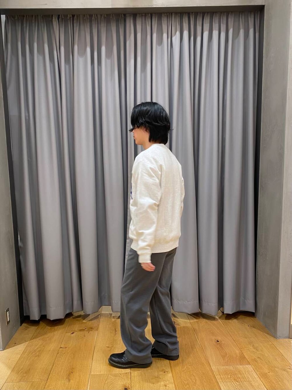 グレー系のスウェットを着用したメンズの冬コーディネートの2枚目の写真