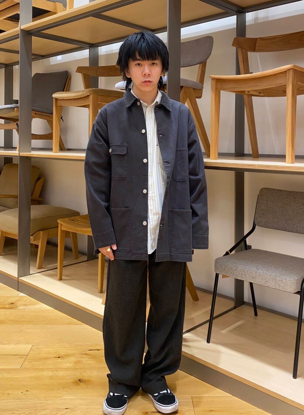 ブラック系のカバーオールを着用したメンズの春コーディネートの2枚目の写真