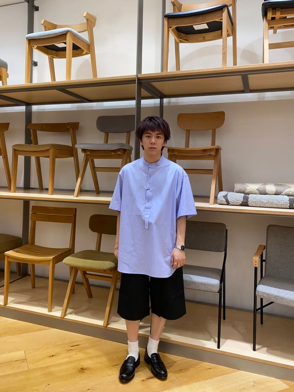 ブルー系のシャツ/ブラウス、ブラック系のその他パンツ、ブラック系のベストを着用したメンズの夏コーディネートの2枚目の写真