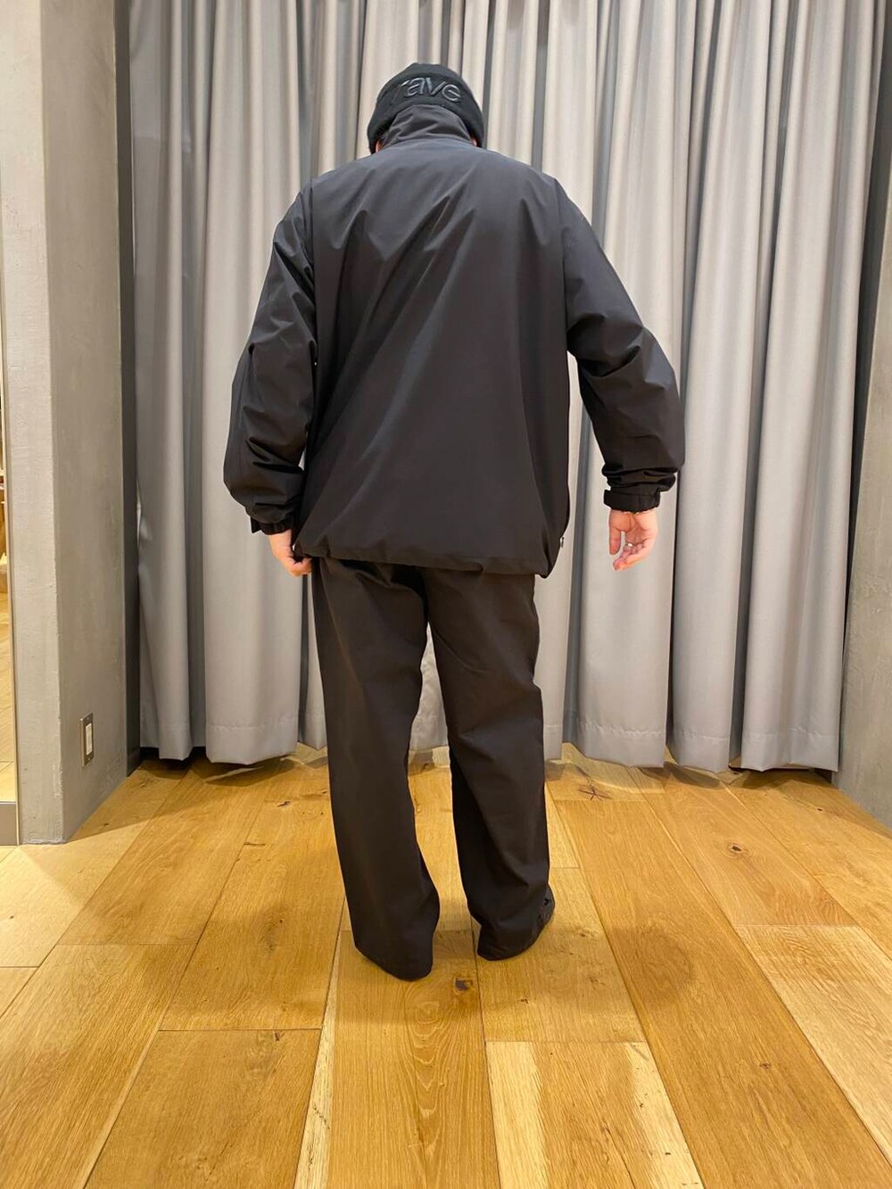 ブラック系のその他パンツ、ブラック系のブルゾンを着用したメンズの冬コーディネートの3枚目の写真