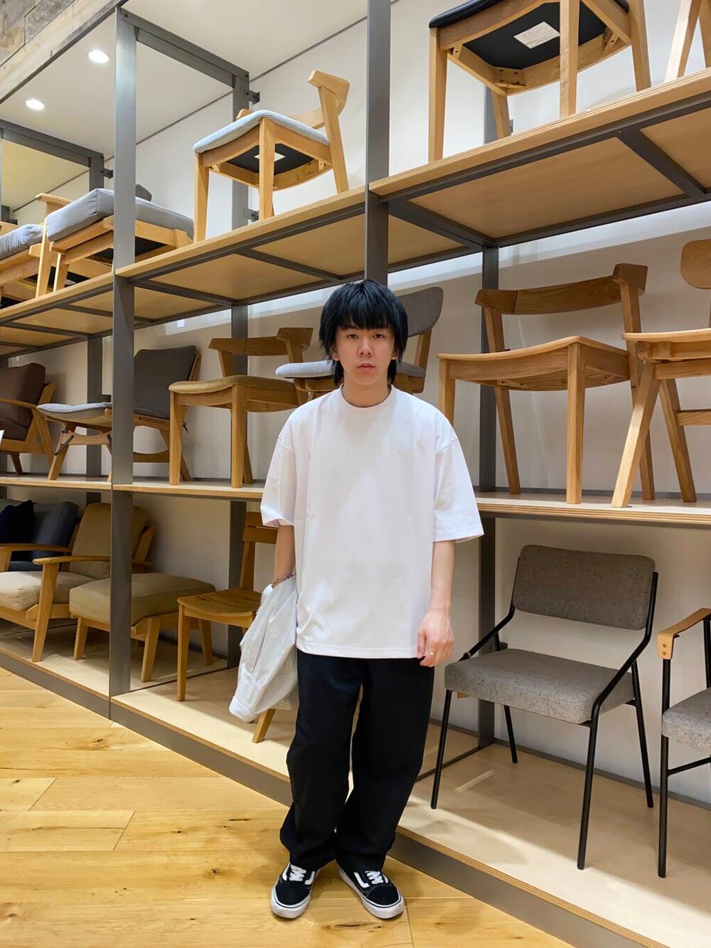 グレー系のシャツ/ブラウス、ブラック系のその他パンツ、ホワイト系のTシャツ/カットソーを着用したメンズの春コーディネートの3枚目の写真