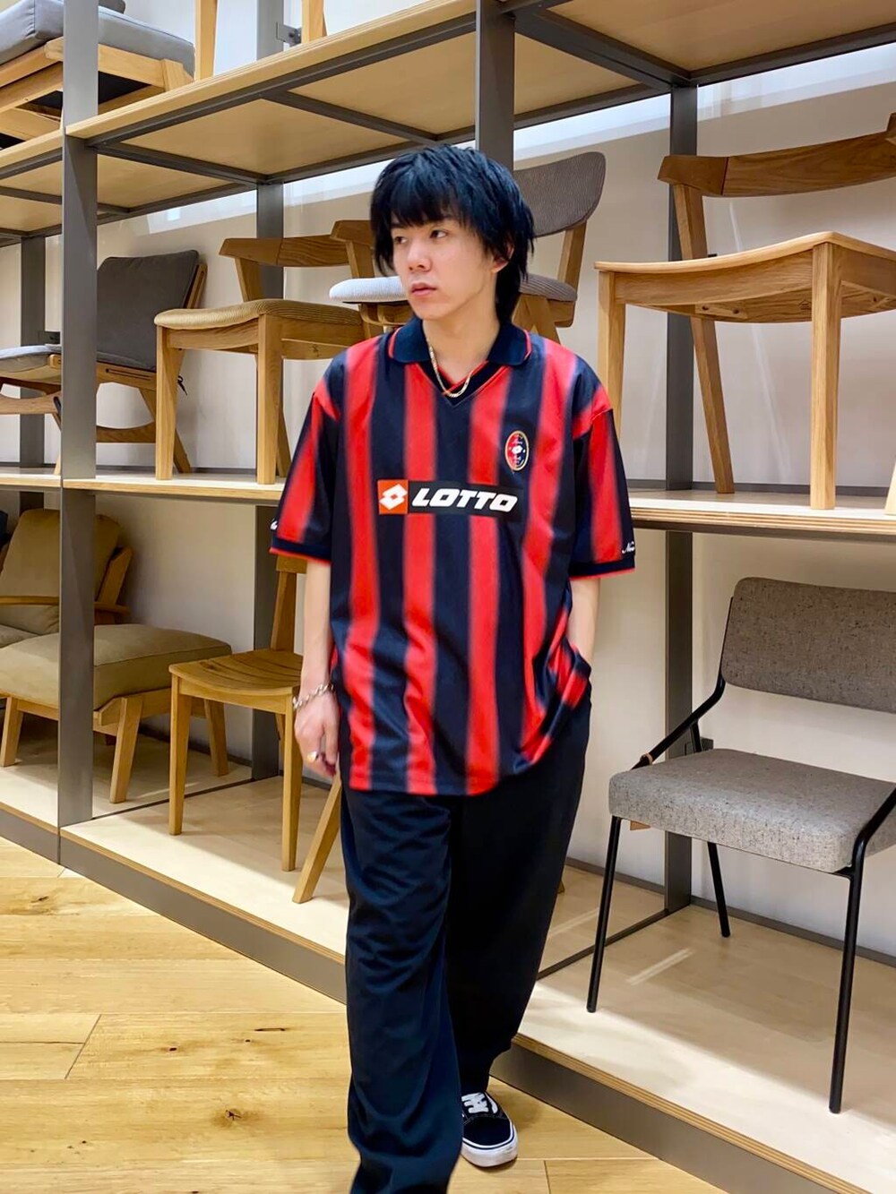 ブラック系のその他パンツを着用したメンズの春コーディネートの2枚目の写真