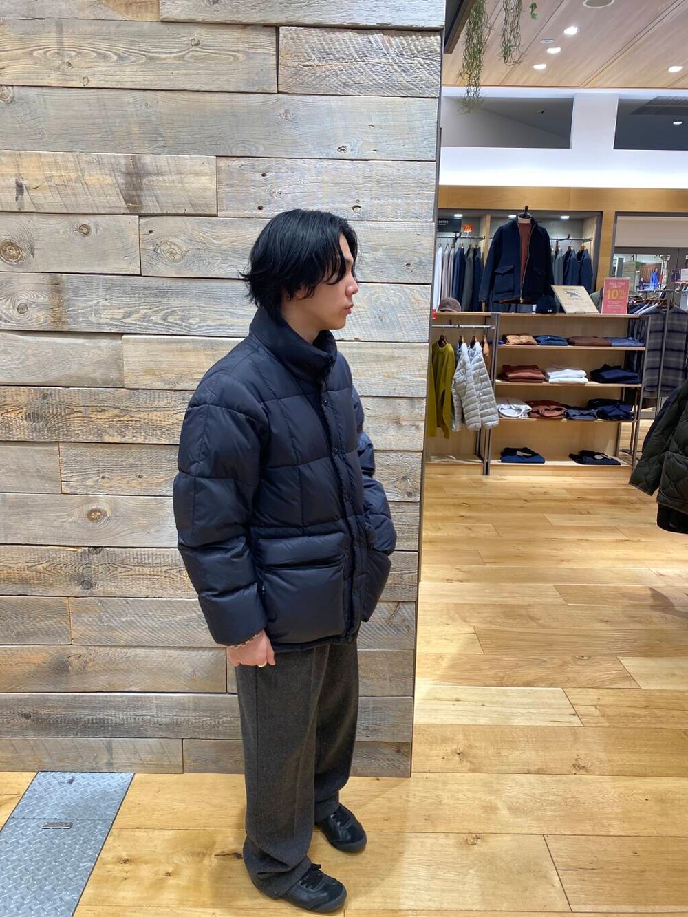ブラック系のダウンジャケット/コート、グレー系のその他パンツを着用したメンズの冬コーディネートの2枚目の写真