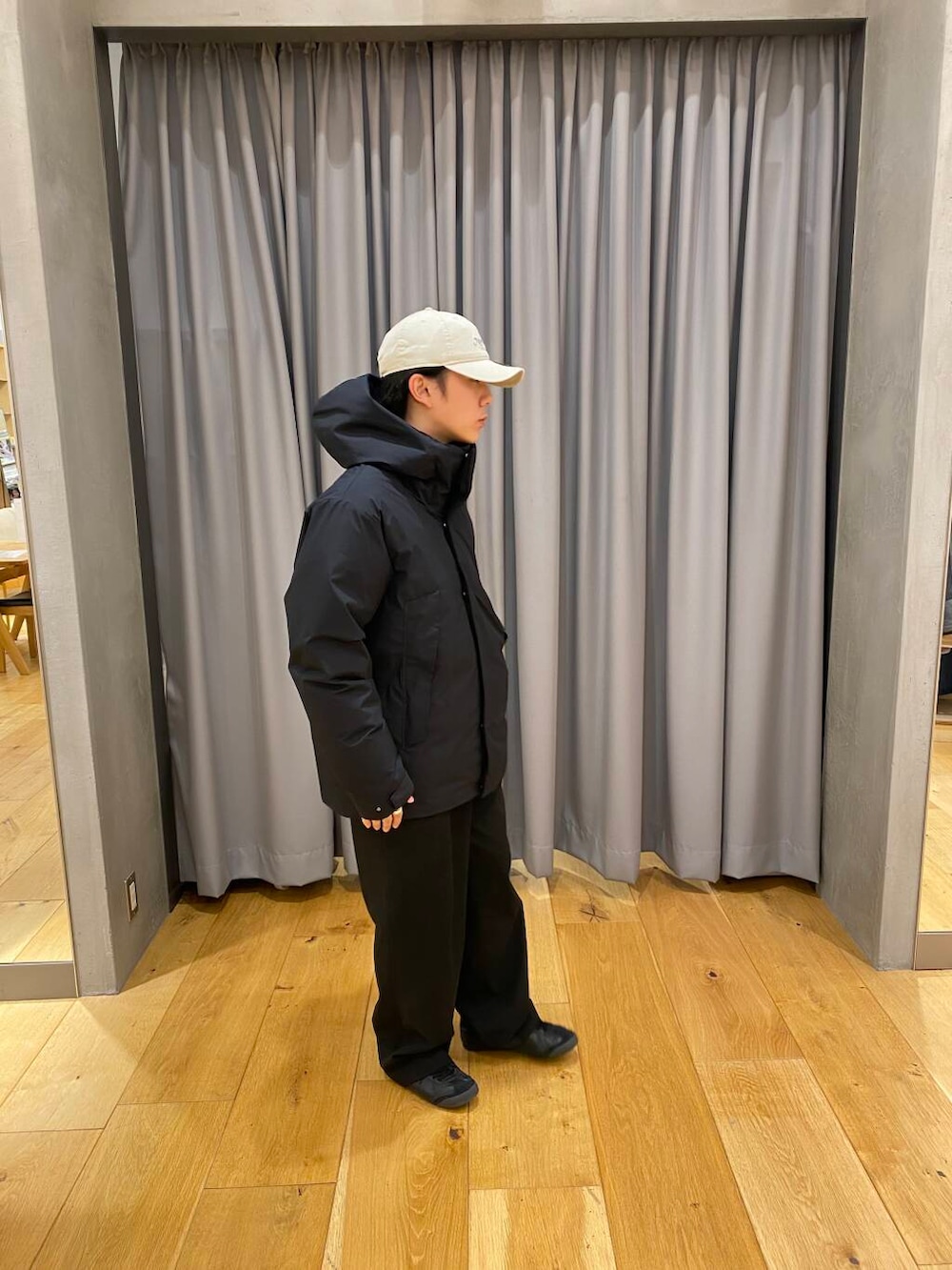 ブラック系のダウンジャケット/コート、ベージュ系のキャップを着用したメンズの冬コーディネートの3枚目の写真