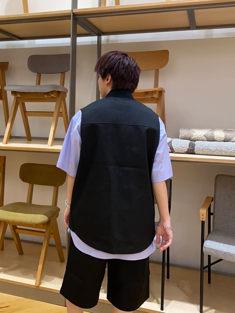 ブルー系のシャツ/ブラウス、ブラック系のその他パンツ、ブラック系のベストを着用したメンズの夏コーディネートの3枚目の写真