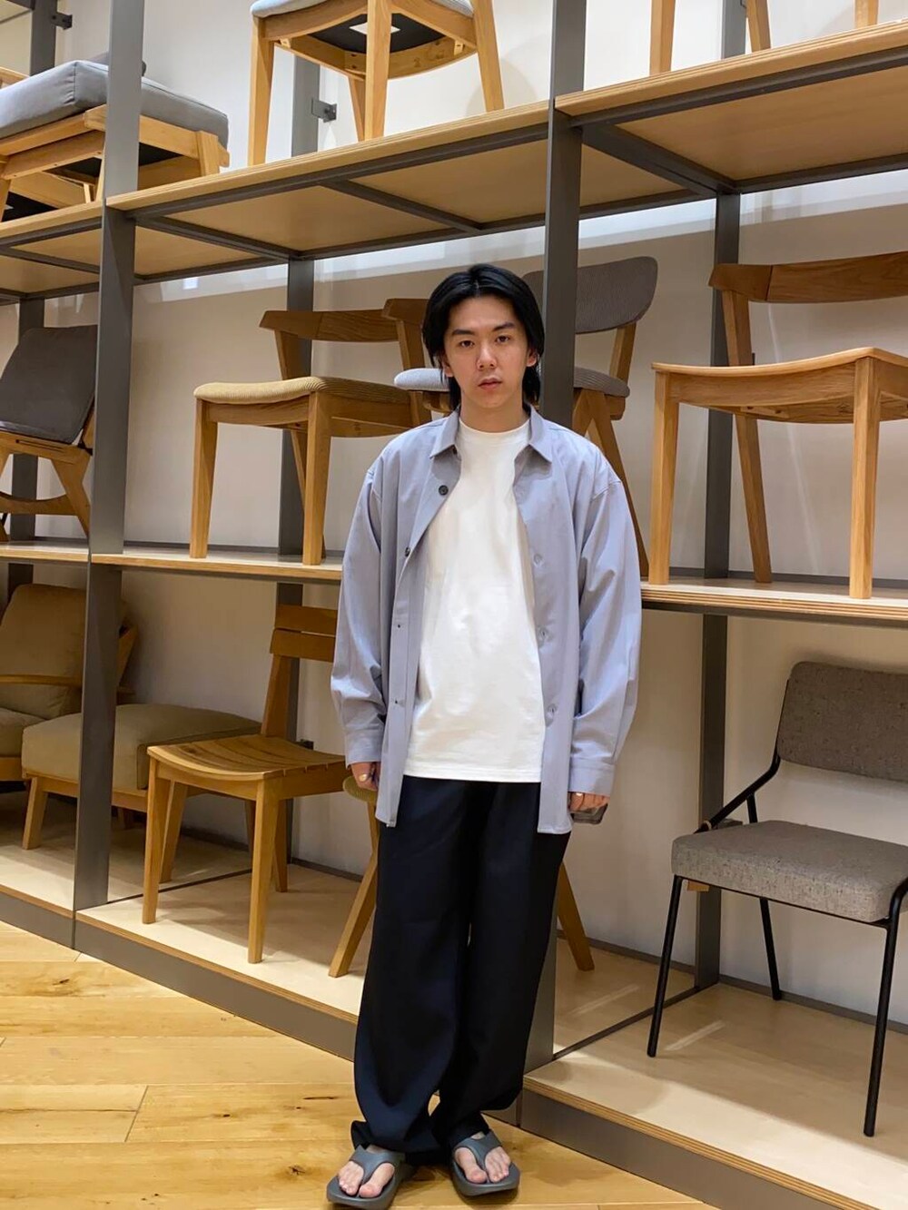 グレー系のシャツ/ブラウスを着用したメンズの春コーディネートの2枚目の写真