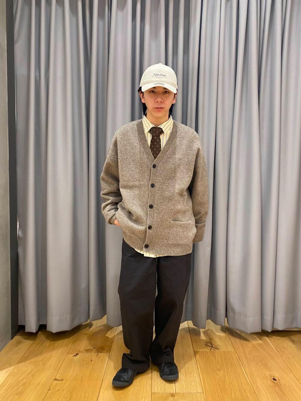 ブラック系のその他パンツ、ブラウン系のカーディガン/ボレロ、イエロー系のシャツ/ブラウスを着用したメンズの春コーディネートの2枚目の写真