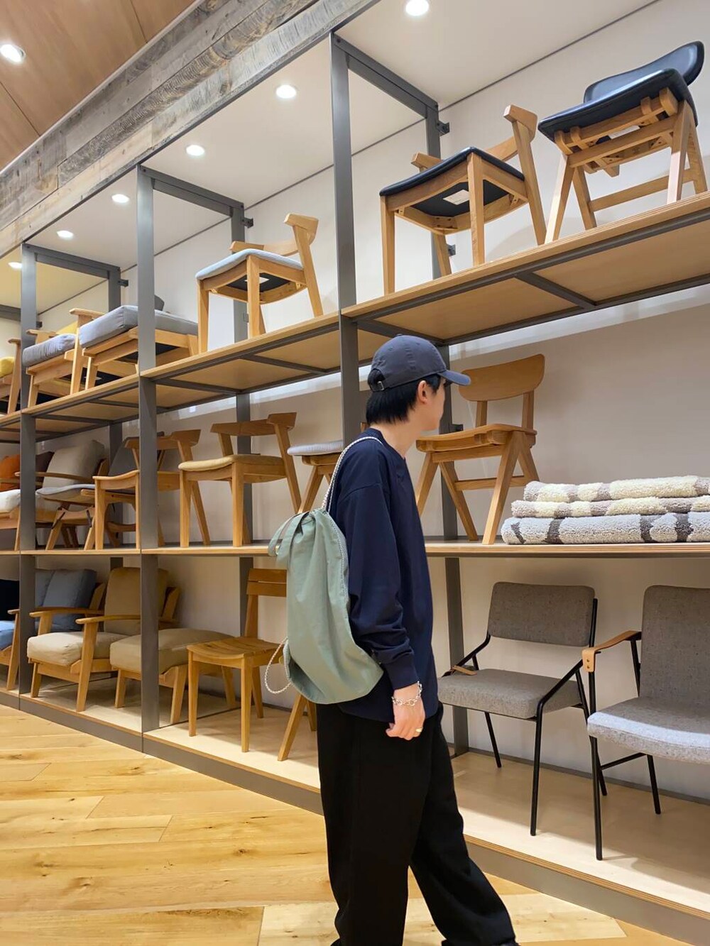 ブラック系のその他パンツ、グレー系のキャップを着用したメンズの春コーディネートの2枚目の写真