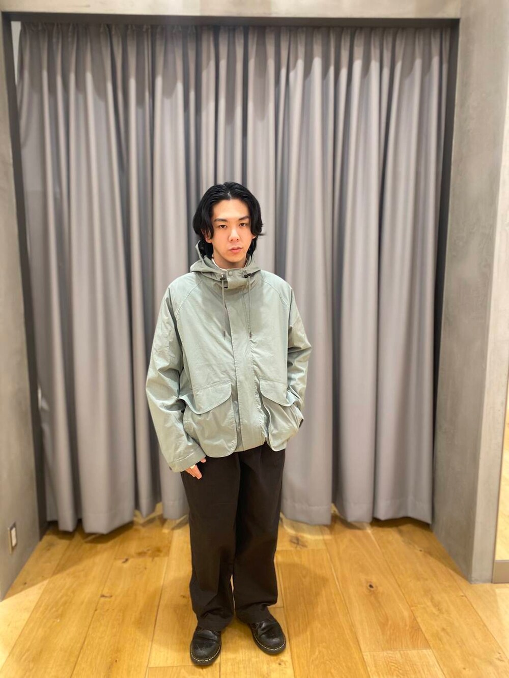 ブラック系のその他パンツ、ホワイト系のTシャツ/カットソーを着用したメンズの冬コーディネートの2枚目の写真