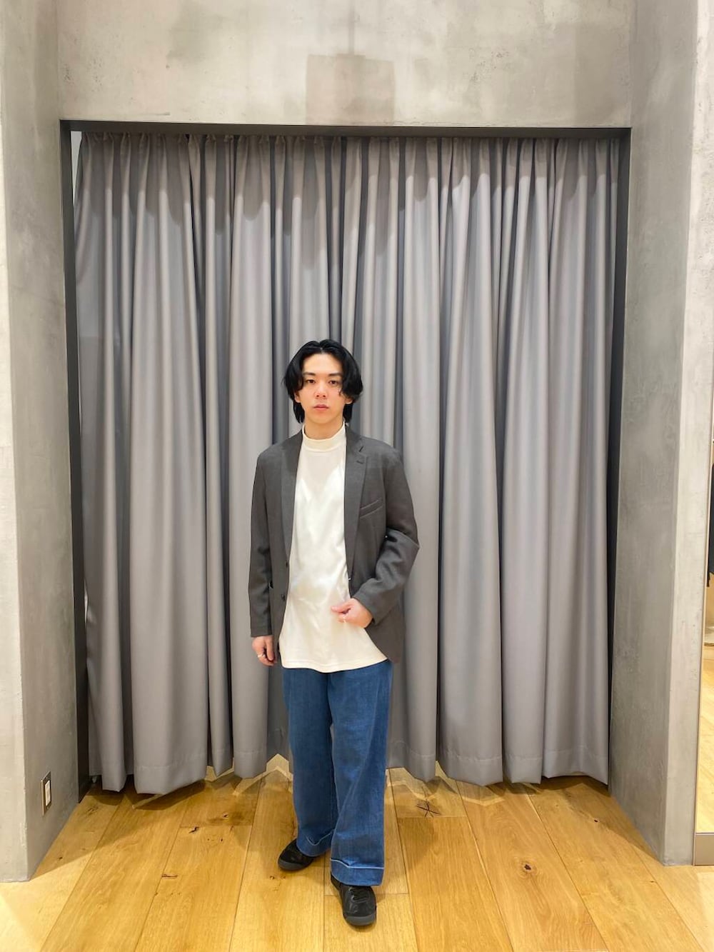 グレー系のその他アウター、ホワイト系のTシャツ/カットソーを着用したメンズの冬コーディネートの3枚目の写真