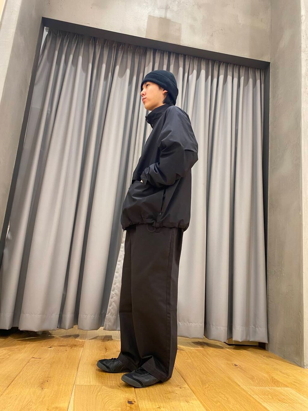 ブラック系のその他パンツ、ブラック系のブルゾンを着用したメンズの冬コーディネートの4枚目の写真