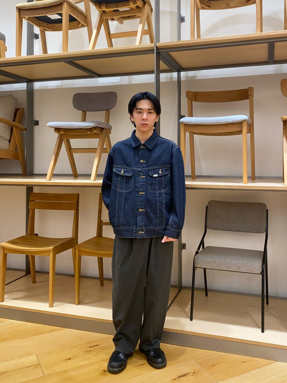 ブルー系のデニムジャケットを着用したメンズの冬コーディネートの2枚目の写真