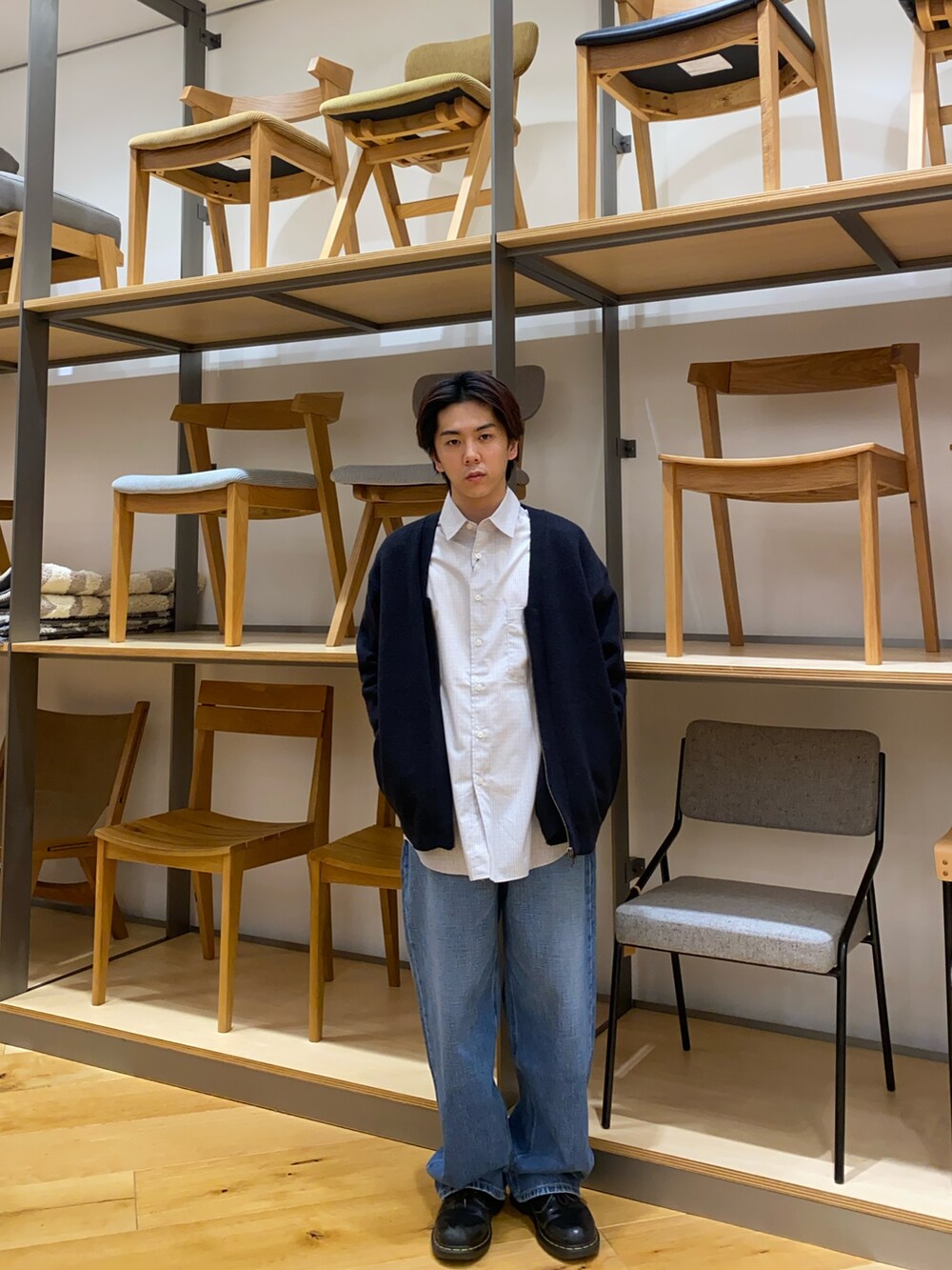 その他のシャツ/ブラウス、ブラック系のカーディガン/ボレロ、ブルー系のデニムパンツを着用したメンズの秋コーディネートの2枚目の写真