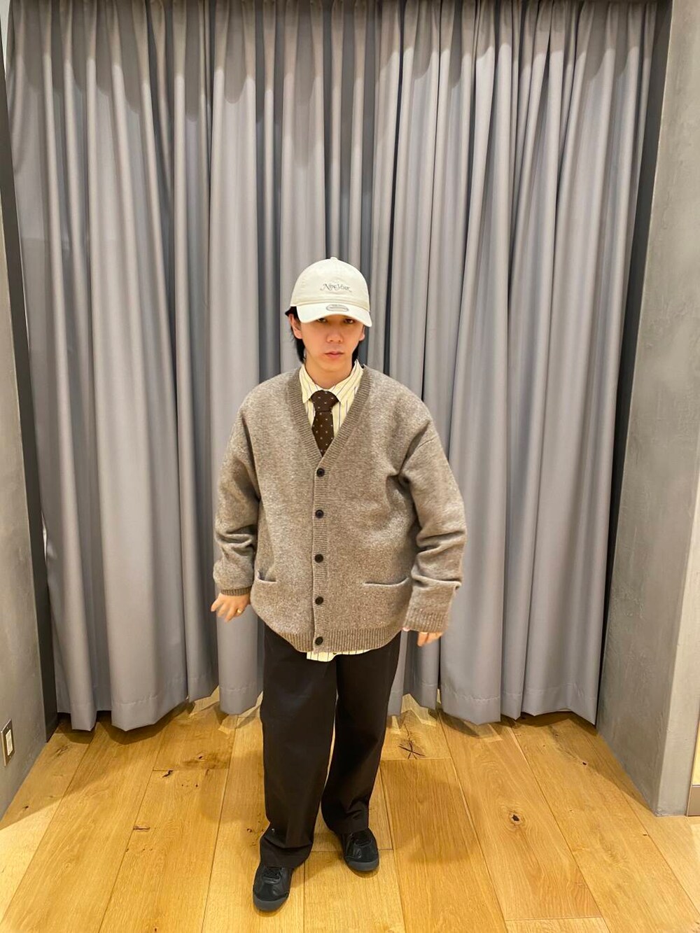 ブラック系のその他パンツ、ブラウン系のカーディガン/ボレロ、イエロー系のシャツ/ブラウスを着用したメンズの春コーディネートの3枚目の写真