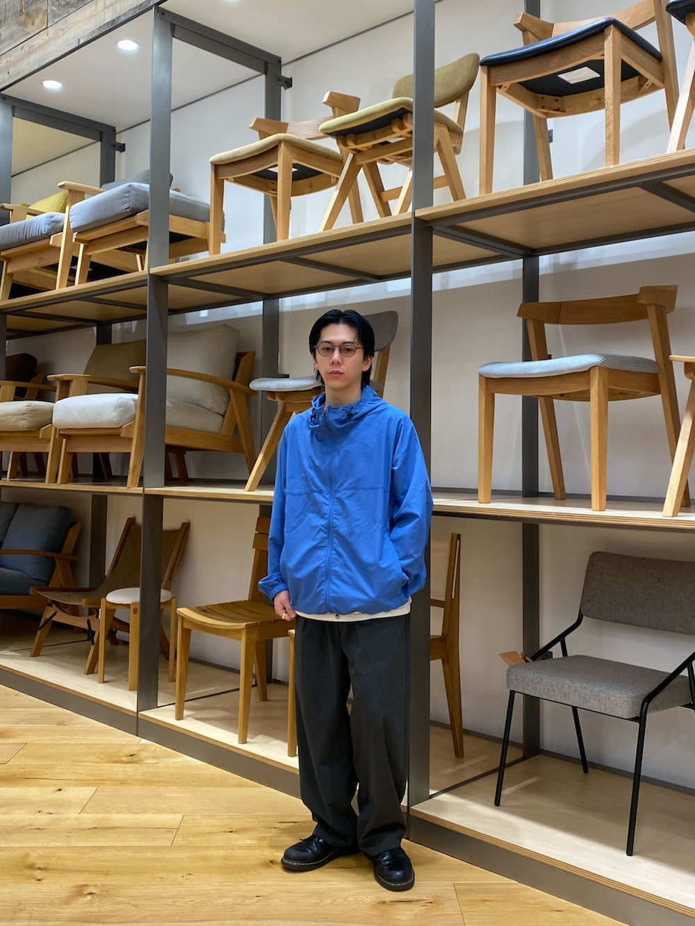 ブルー系のナイロンジャケットを着用したメンズの冬コーディネートの2枚目の写真