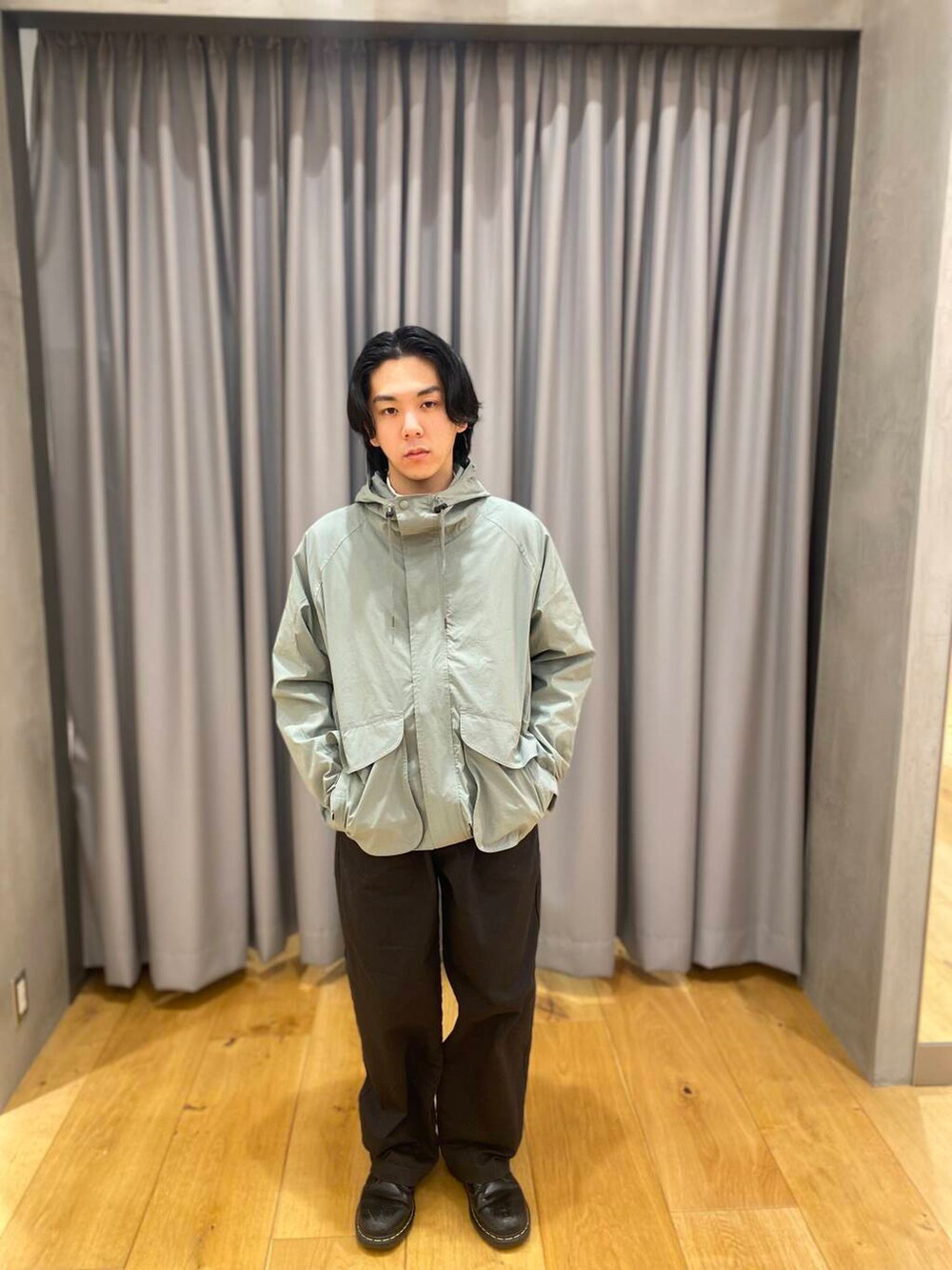 ブラック系のその他パンツ、ホワイト系のTシャツ/カットソーを着用したメンズの冬コーディネートの3枚目の写真