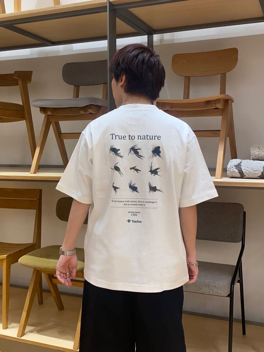 ブルー系のその他パンツ、ホワイト系のTシャツ/カットソーを着用したメンズの夏コーディネートの2枚目の写真