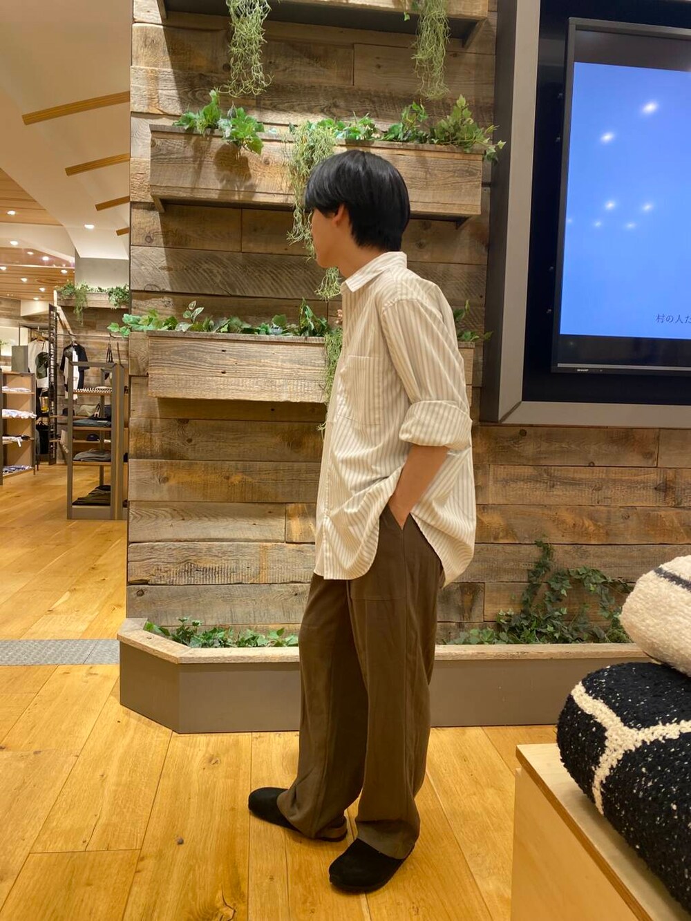 ブラック系のサンダル、ベージュ系のシャツ/ブラウス、グリーン系のその他パンツを着用したメンズの夏コーディネートの2枚目の写真
