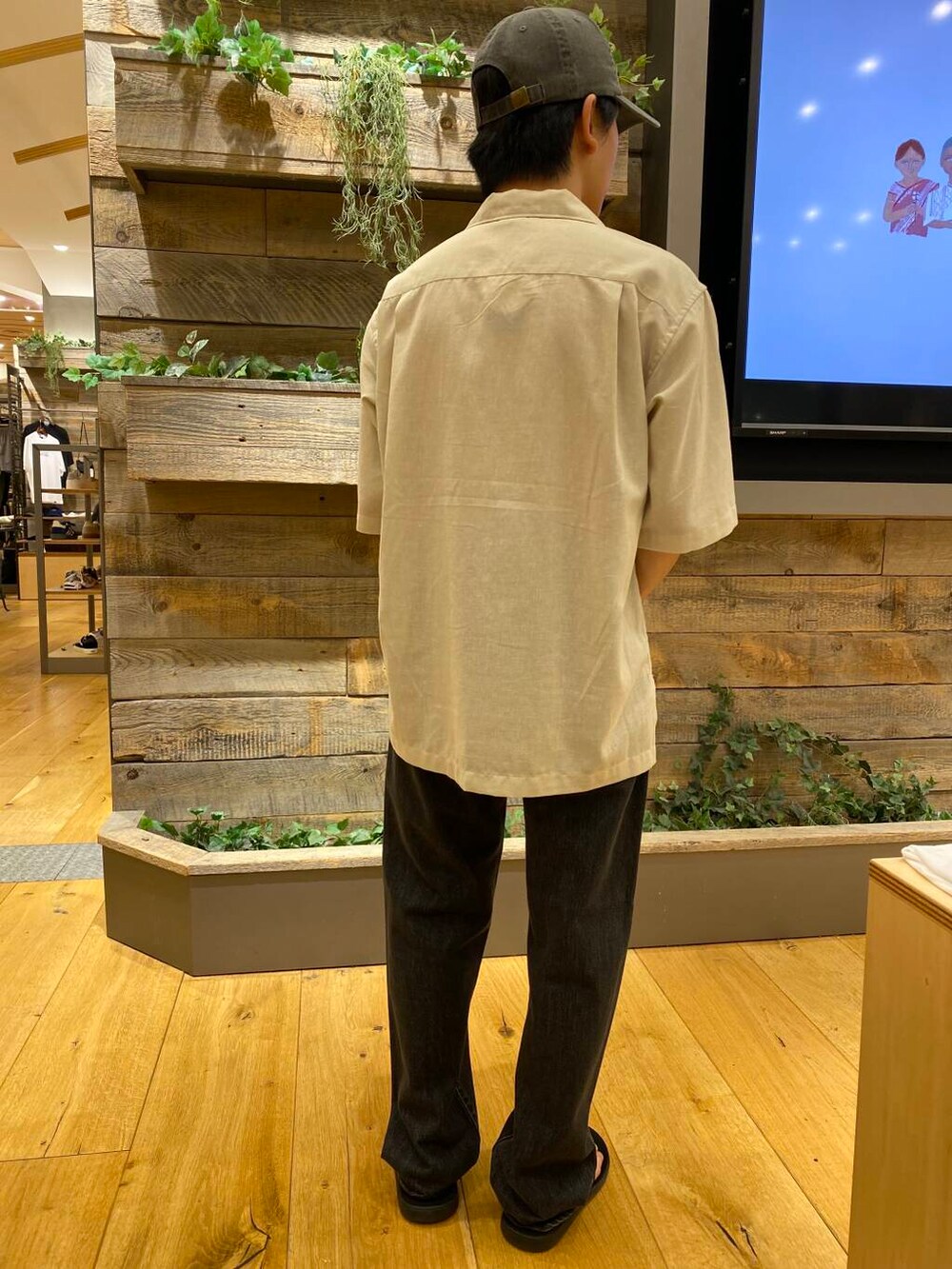 ホワイト系のシャツ/ブラウス、ブラック系のデニムパンツを着用したメンズの夏コーディネートの2枚目の写真