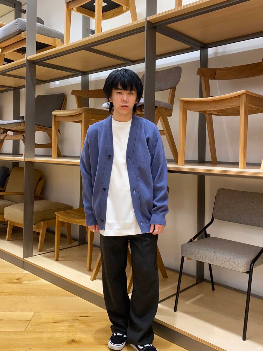 ブルー系のカーディガン/ボレロ、ホワイト系のTシャツ/カットソーを着用したメンズの春コーディネートの3枚目の写真