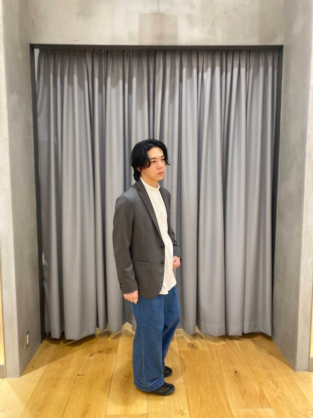 グレー系のその他アウター、ホワイト系のTシャツ/カットソーを着用したメンズの冬コーディネートの4枚目の写真