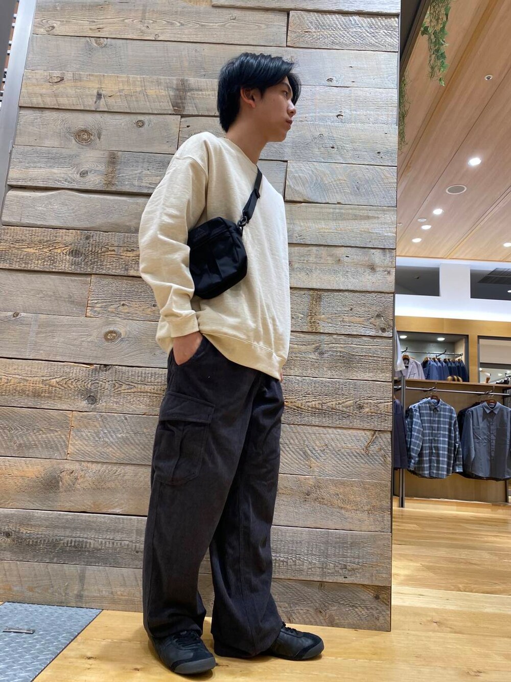 グレー系のその他パンツ、ホワイト系のスウェットを着用したメンズの秋コーディネートの3枚目の写真