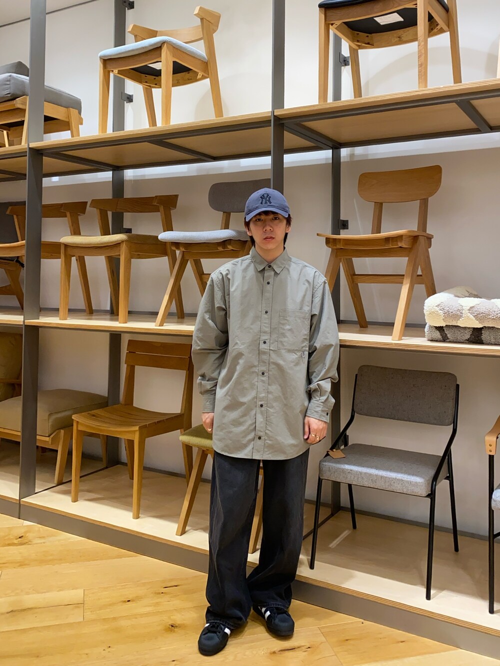 ベージュ系のシャツ/ブラウス、ブラック系のスニーカー、グレー系のキャップを着用したメンズの秋コーディネートの2枚目の写真