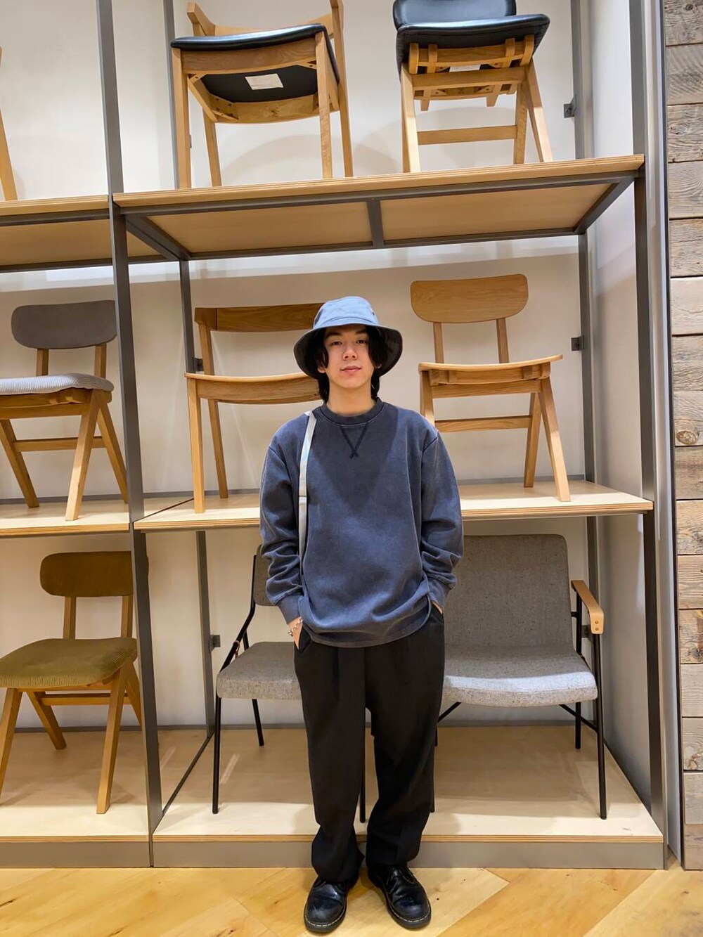 グレー系のショルダーバッグ、ブルー系のTシャツ/カットソーを着用したメンズの冬コーディネートの3枚目の写真