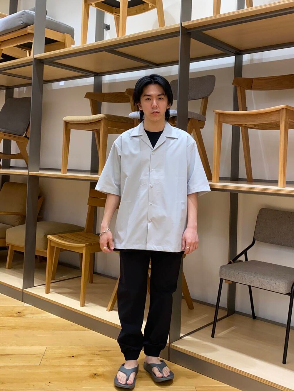 ブラック系のその他パンツ、グリーン系のサンダル、グレー系のシャツ/ブラウスを着用したメンズの春コーディネートの2枚目の写真